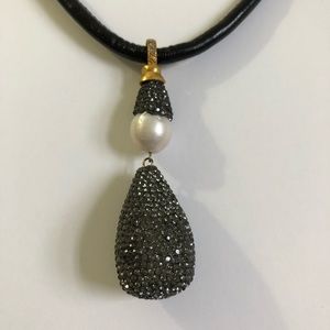 Beautiful Pendant Necklace with Leather